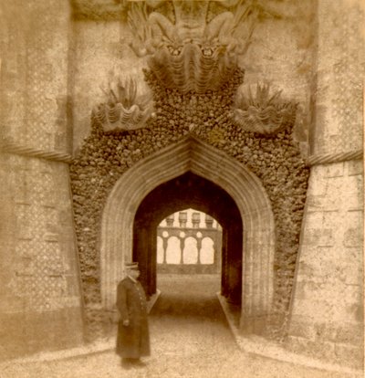 Stráž před vchodem do paláce Pena (Palacio da Pena), Sintra, Lisabon, Portugalsko c.1888 (foto) od Frederick (attr. to) Barnard