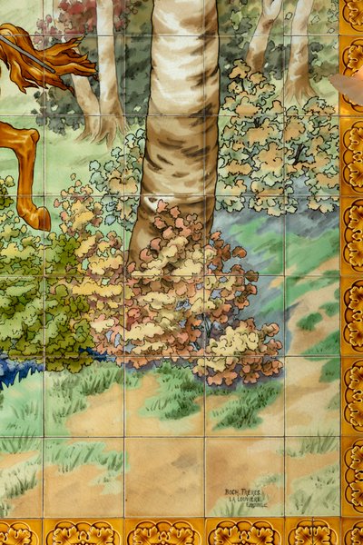 Vnitřní pohled, dlaždicový panel, malíř Furcy Ernest Tondeur, vykonavatel Boch Frères La Louvière, první panel, lovecká scéna se třemi jezdci, detail vpravo dole, s podpisem od . .