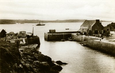 Ostrov Ouessant: přístav Lampaul při přílivu, cca 1900-1920 (fotografie) od . .