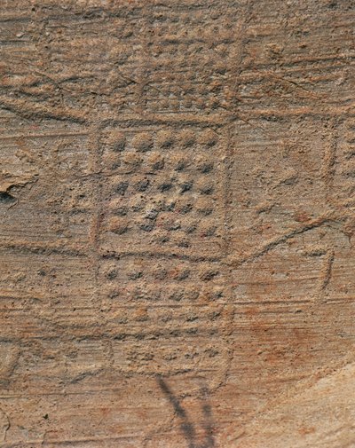 Itálie, oblast Lombardie, Valcamonica, Capo di Ponte, provincie Brescia, Archeologický park Seradina-Bedolina, prehistorická kamenná rytina, Rock 1, topografická kompozice známá jako „Mapa Bedolina“ od Isabel Redie