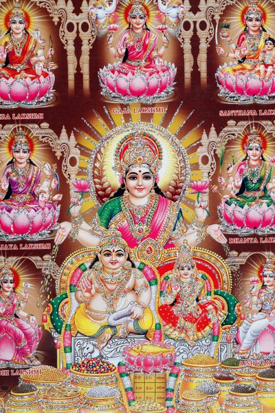 Lakshmi, manželka Višnua, je bohyně prosperity, štěstí a krásy. od . .