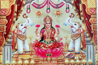 Lakshmi, manželka Višnua, je bohyně prosperity, štěstí a krásy. od . .