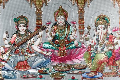 Lakshmi, manželka Višnua, je bohyní prosperity, štěstí a krásy. Ganesh. od . .