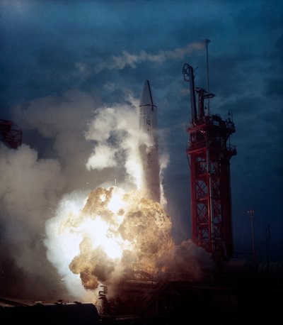 Launch Vehicles, USA Raketa explodující na odpalovací rampě, počátek 60. let od Frederick (attr. to) Barnard