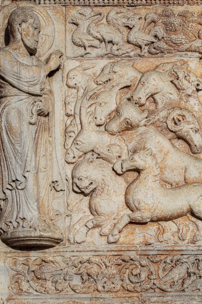 Nízký reliéf portálu San Zeno Maggiore. Verona od . .