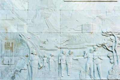 Mramorový reliéf zobrazující lidi; Velká zeď; sekce Jinshanling; Čínská lidová republika od Frederick (attr. to) Barnard