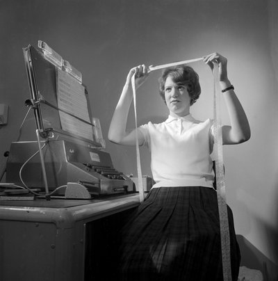 Počítač Model 803: ženská inženýrka pracující na opravě pásky od Frederick (attr. to) Barnard