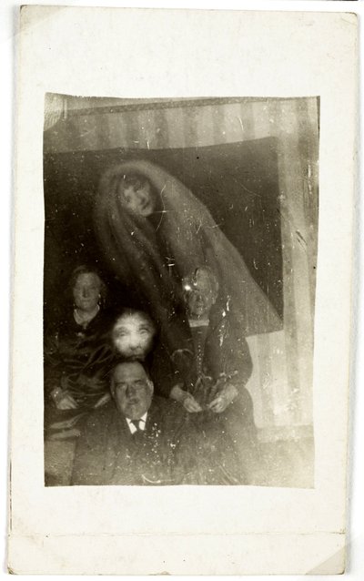 Paranormální jev: portrét tří starých lidí, za nimi se zjevuje duch ženy, cca 1920 Fotografie Williama Hopea (1863-1933) od Frederick (attr. to) Barnard