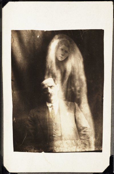 Paranormální jev: portrét muže a ducha jeho ženy objevující se za ním, cca 1920 Fotografie Williama Hopea (1863-1933) od Frederick (attr. to) Barnard