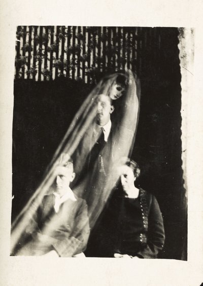 Paranormální jev: portrét ženy a dvou mužů a za nimi se zjevující duch ženy, cca 1920 Fotografie Williama Hopea (1863-1933) od Frederick (attr. to) Barnard