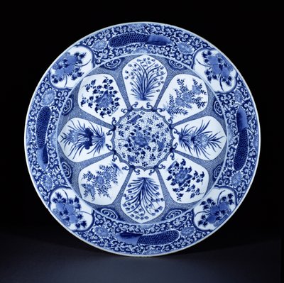 Modrý a bílý talíř, období Kangxi, cca 1700 (porcelán) od Chinese School