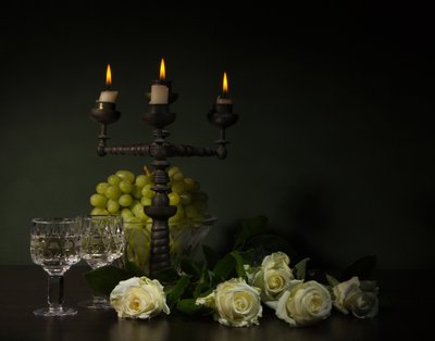 Elegantní zátiší při svíčkách od magnola