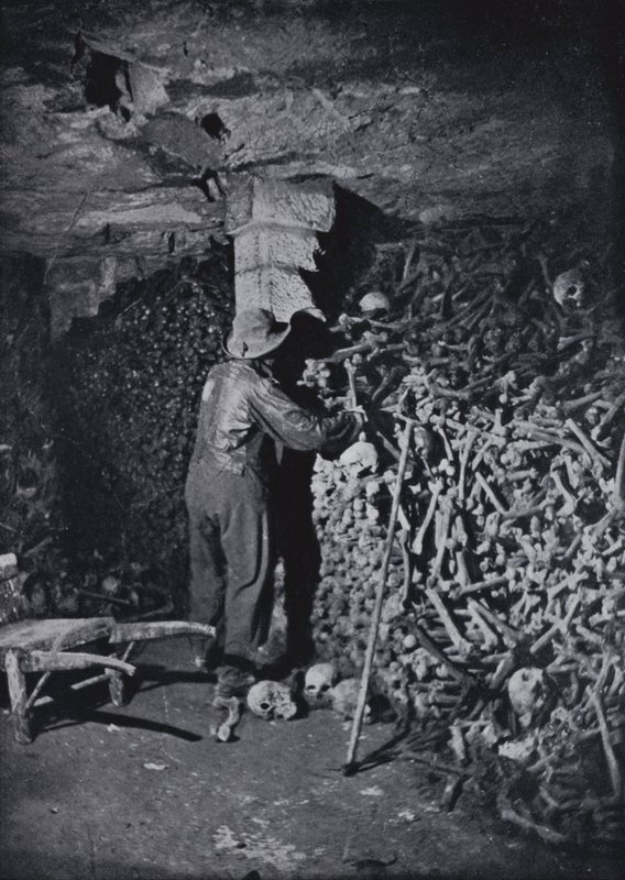 V katakombách Paříže (černobílá fotografie) od Nadar