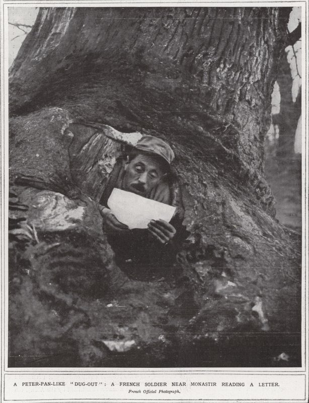 "Vykopaný" jako Peter-Pan, francouzský voják poblíž Monastiru čte dopis (černobílá fotografie) od (after) English photographer