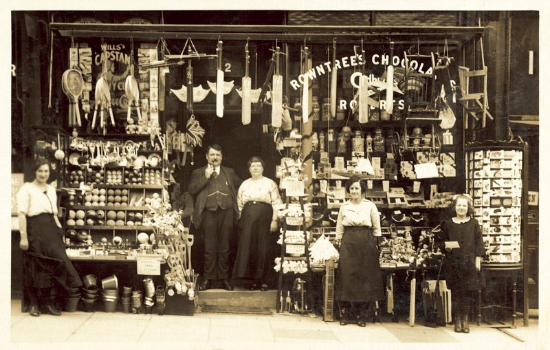 Obchod se smíšeným zbožím, případně v přímořském letovisku (černobílá fotografie) od (after) English photographer