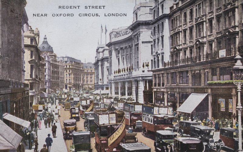 Regent Street, poblíž Oxford Circus, Londýn (barevné foto) od (after) English photographer