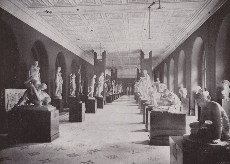 Sculpture Hall, Victoria and Albert Museum (černobílá fotografie) od (after) English photographer