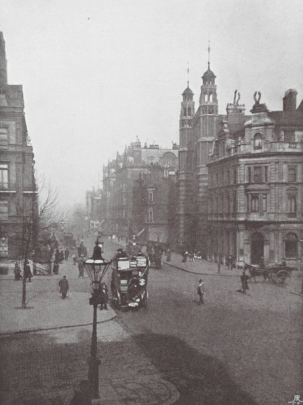 Sloane Square a ulice a kostel Nejsvětější Trojice (čb fotografie) od (after) English photographer