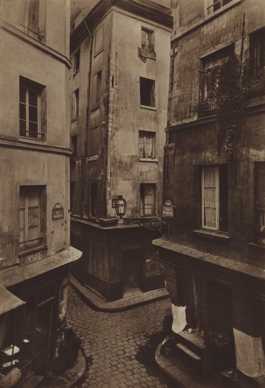 Křižovatka ulic Mondetour, Pirouette a Petite-Truanderie v roce 1886 (čb foto) od (after) French Photographer