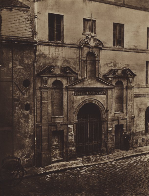 Vchod do Hospice des Menages rue de Sevres v roce 1868 (černobílá fotografie) od (after) French Photographer