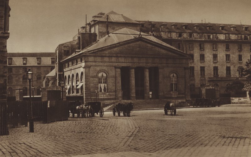 Fasáda Hotel-Dieu na Parvis Notre-Dame kolem roku 1865 (černobílá fotografie) od (after) French Photographer