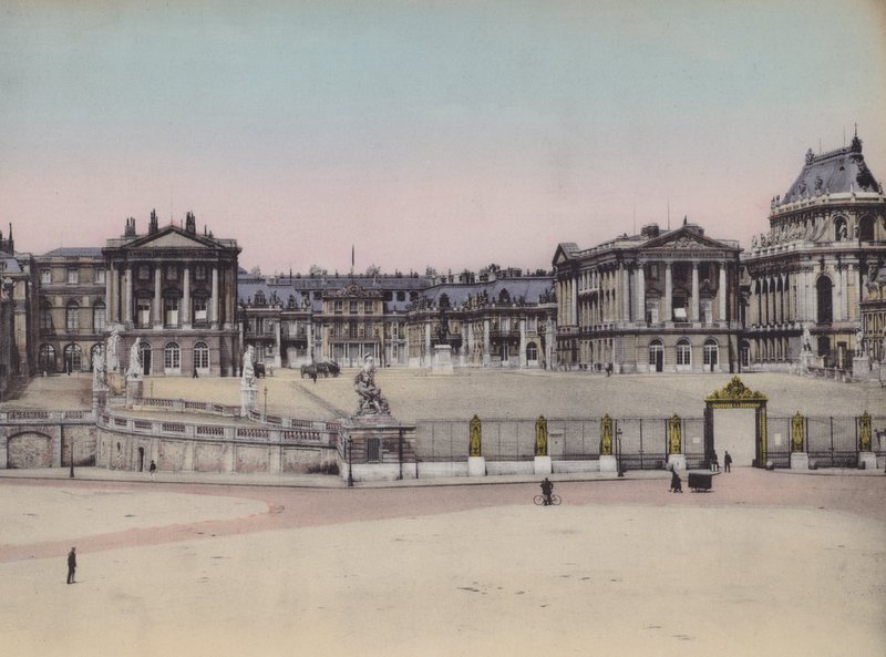 Facade du Chateau, přední část hradu (barevné foto) od (after) French Photographer