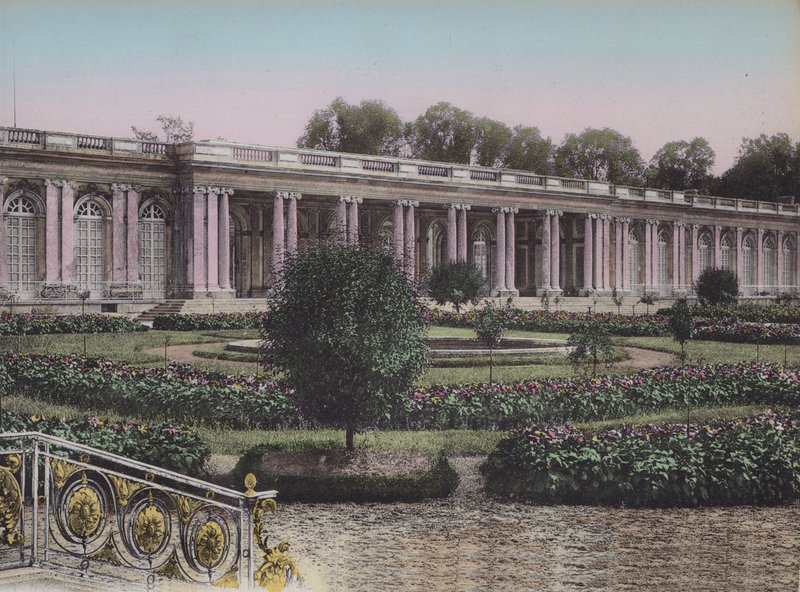Grand Trianon, Facade sur les Jardins, Great Trianon, Pohled zepředu na zahrady (barevné foto) od (after) French Photographer