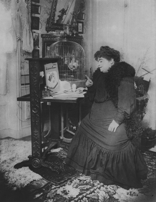 Jeanne Bloch a její papoušek (černobílá fotografie) od (after) French Photographer