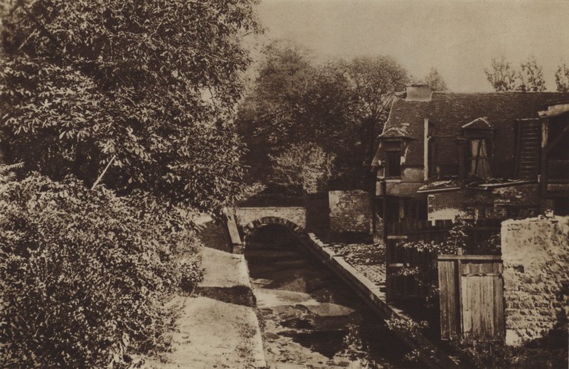 La Bievre poblíž Pavillon de Julienne (černobílá fotografie) od (after) French Photographer