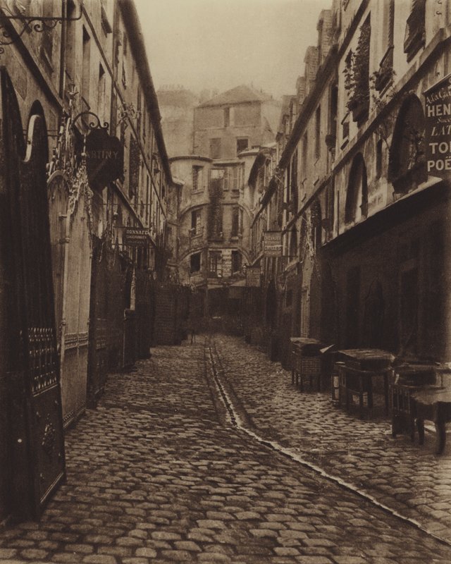 Nádvoří draka, dole v rue de Rennes (černobílá fotografie) od (after) French Photographer