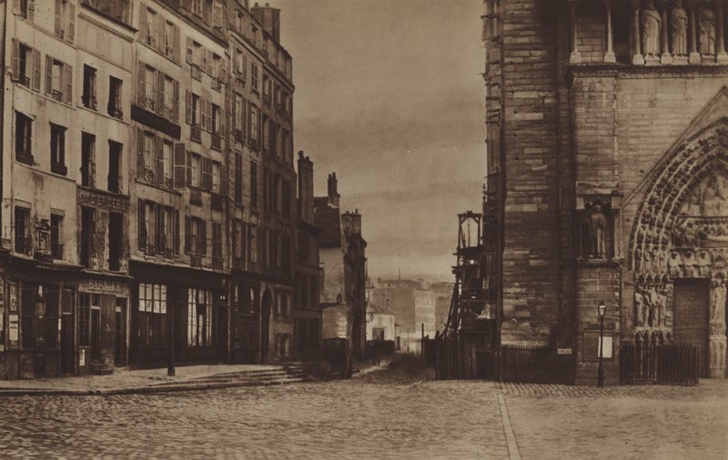 Rue du Cloitre-Notre-Dame, při pohledu z Parvis kolem roku 1865 (černobílá fotografie) od (after) French Photographer