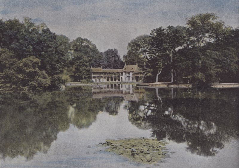 Petit Trianon, Pohled na Hamlet a jezero (barevné foto) od (after) French Photographer