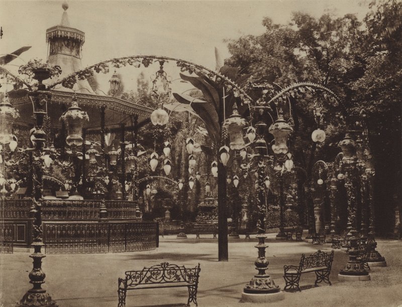 Pódium Jardin de Paris (černobílá fotografie) od (after) French Photographer