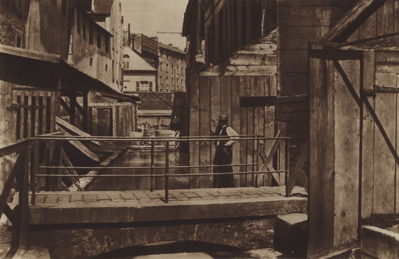 Břehy Bievre na dně rue des Gobelins (černobílá fotografie) od (after) French Photographer