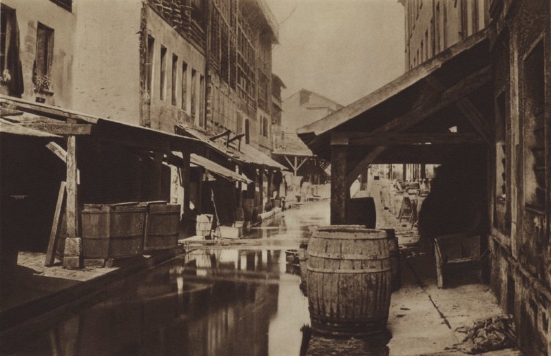 Koželužny na břehu Bievre (černobílá fotografie) od (after) French Photographer