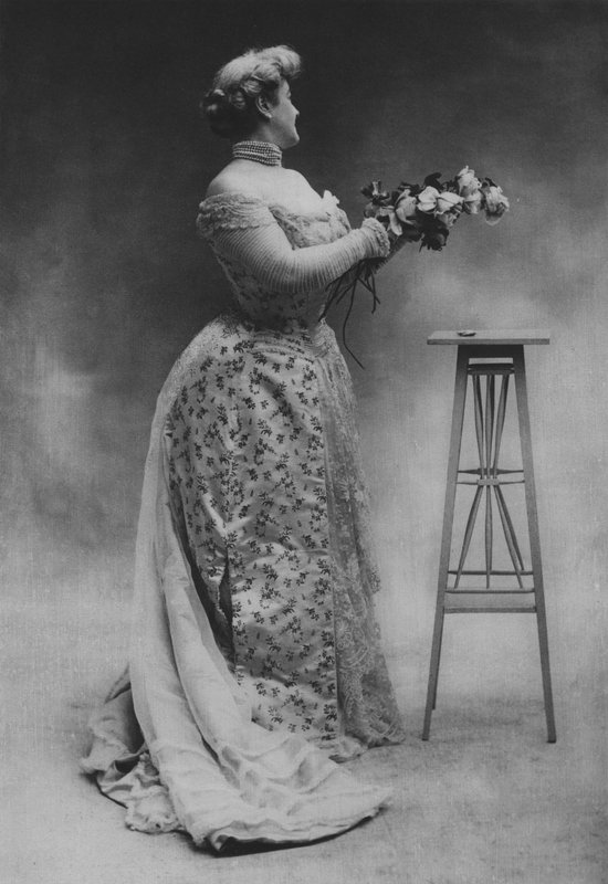 Madame Alibert, výrobce korzetů (černobílá fotografie) od (after) French Photographer