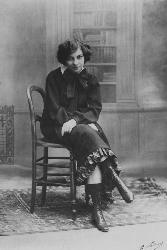 Slečna Polaire jako "Claudine" (černobílá fotografie) od (after) French Photographer
