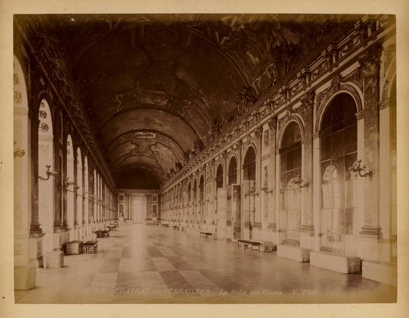 Paříž: Versailles, Zrcadlový sál (čb fotografie) od (after) French Photographer