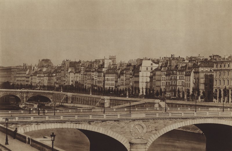 Quai de la Megisserie kolem roku 1860, divadlo Chatelet je již postaveno (čb foto) od (after) French Photographer