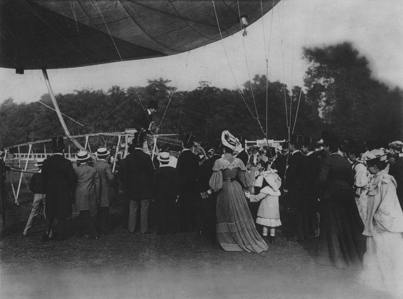 Santos Dumont a jeho vzducholoď (černobílá fotografie) od (after) French Photographer