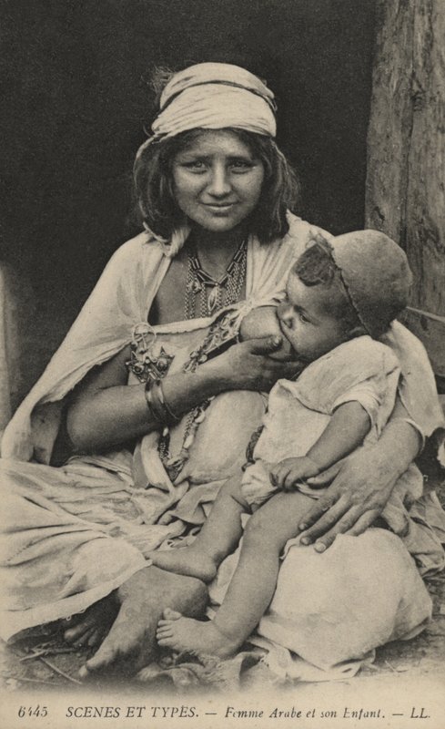 Arabská žena krmí své dítě od French Photographer