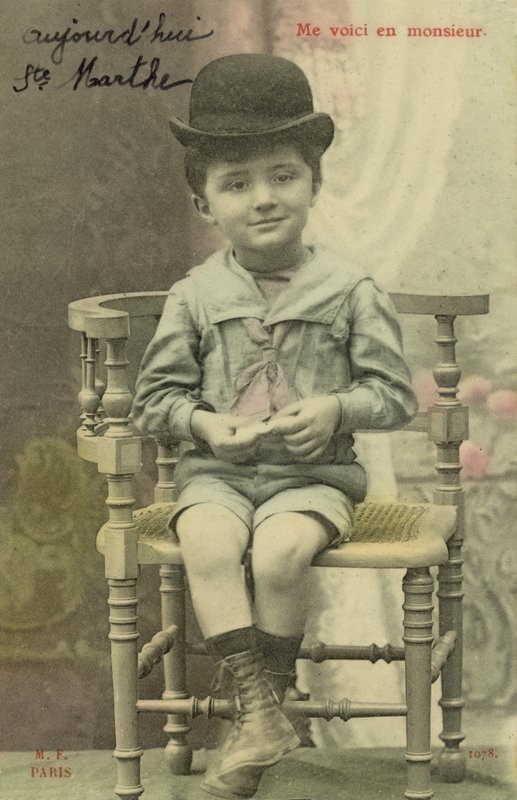 Malý chlapec v buřince od French Photographer
