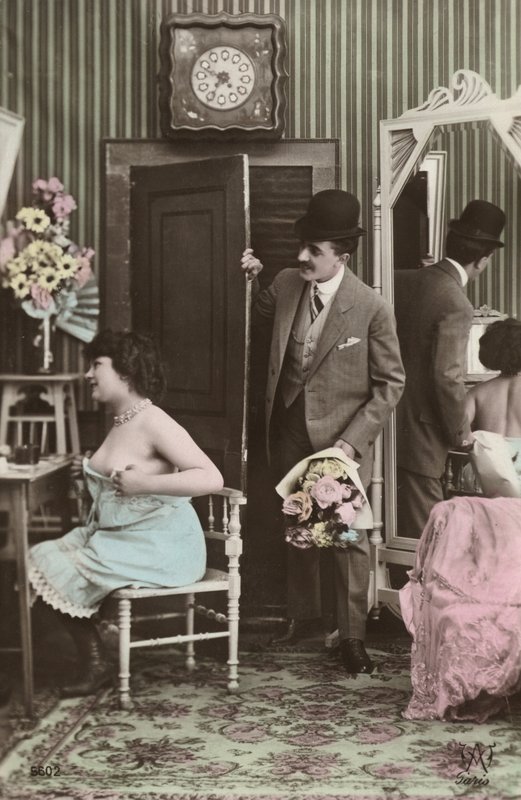 Muž přináší kytici oblékající ženě od French Photographer