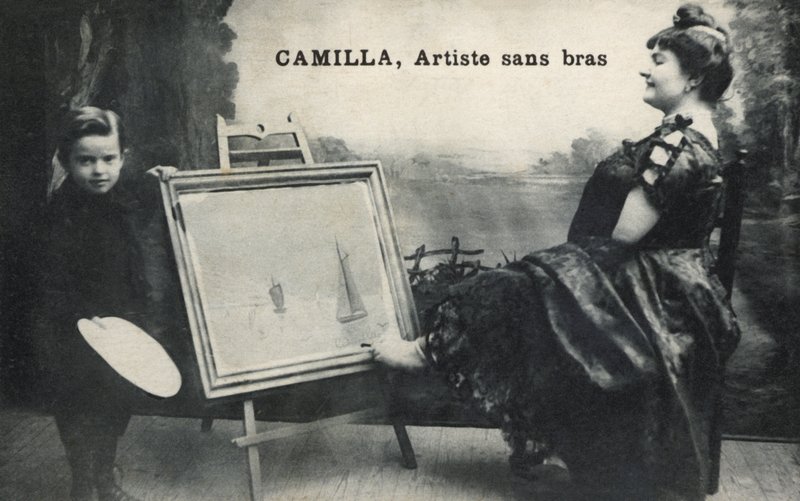 Žena maluje nohama od French Photographer
