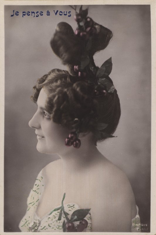 Žena s propracovaným účesem s třešněmi od French Photographer