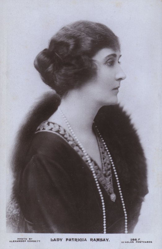 Lady Patricia Ramsay (černobílá fotografie) od Alexander Corbett