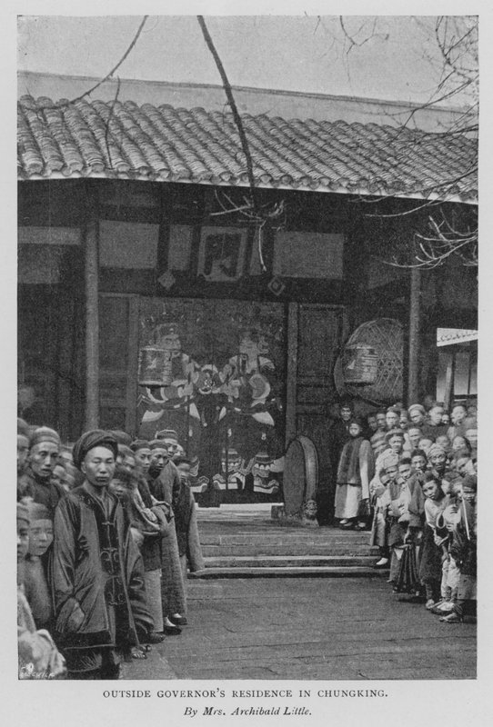 Mimo sídlo guvernéra v Chungking (černobílá fotografie) od Alicia Little