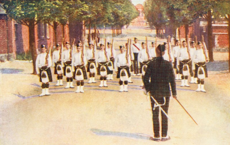 1. světová válka: Drill Squad v Aldershotu (barevná litografie) od Allan Stewart