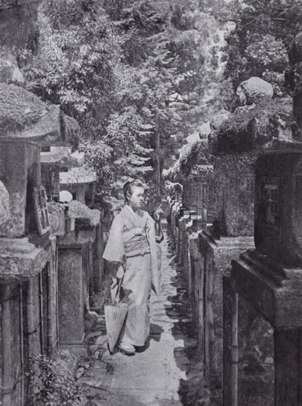 Slušný oddaný počítající kamenné lucerny v Kasuga (černobílá fotografie) od American Photographer (after)