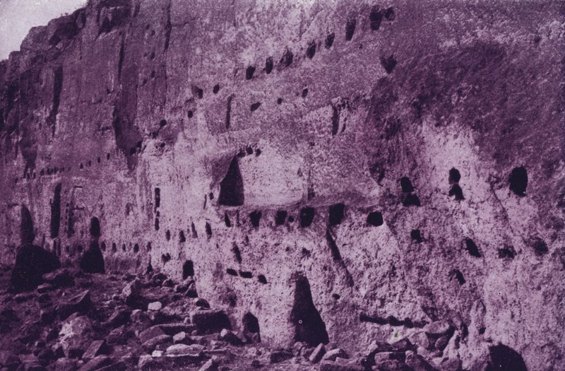 Opuštěné jeskynní obydlí obyvatel útesů, poblíž Espanola (černobílá fotografie) od American Photographer (after)